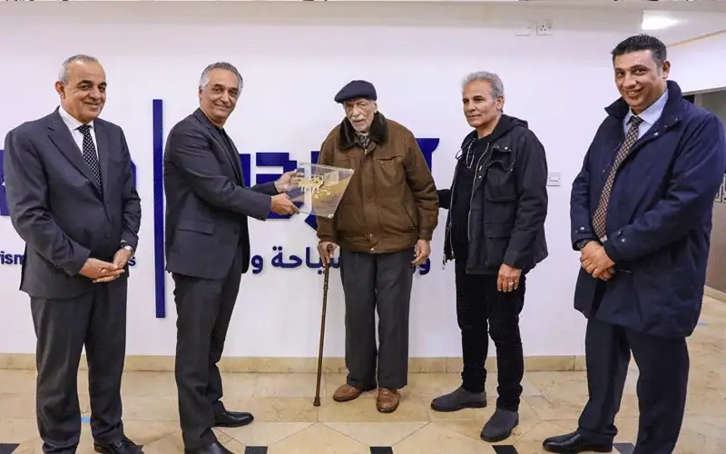 القيسي يكرم أقدم دليل سياحي