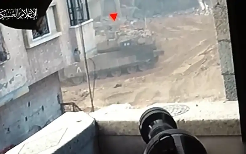 القسام تفجر فوهة نفق بقوة صهيونية