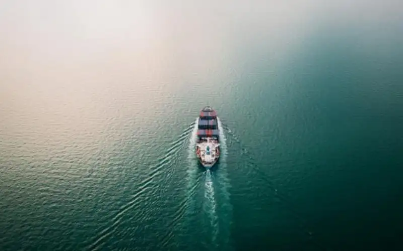 الحوثيون يعلنون استهداف سفينة أميركية في