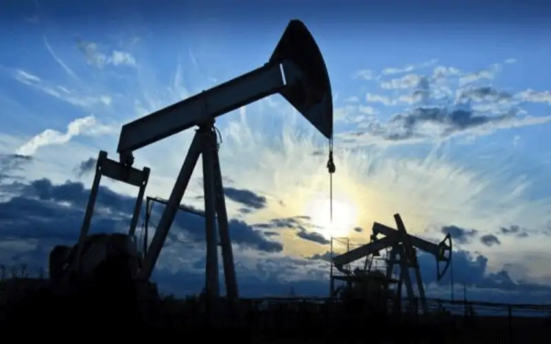 النفط يرتفع في أسبوع رغم مخاوف