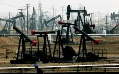 النفط يتراجع في التعاملات الآسيوية المبكرة
