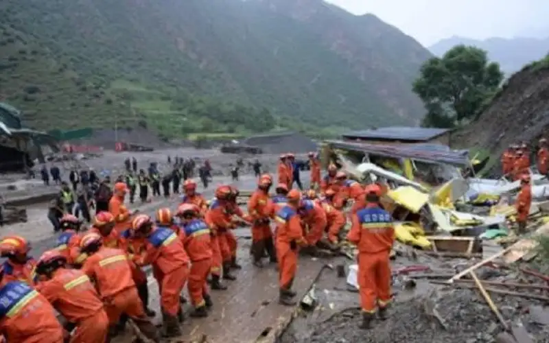 عشرات المحاصرين بانهيار طيني في الصين