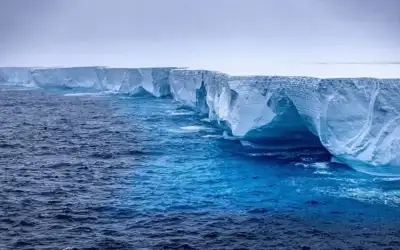 أكبر جبل جليدي في العالم يتحرك