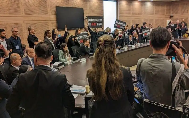 أهالي اسرى إسرائيليين في غزة يقتحمون