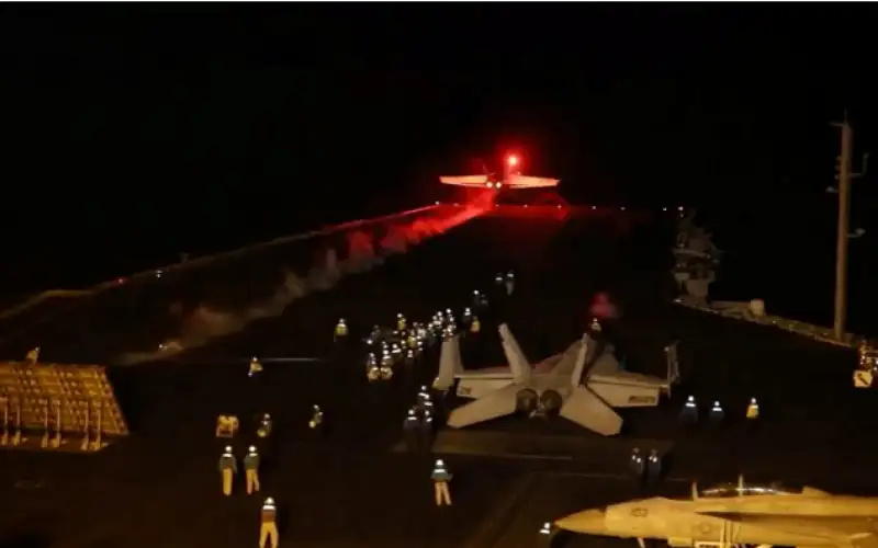 غارات عنيفة تستهدف مواقع الحوثيين في