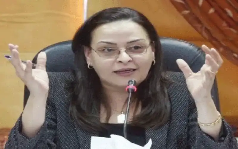 وزيرة العمل: إما تخفيف البطالة او