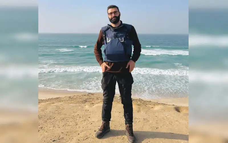 معتز عزايزة يصل لقطر بعد مغادرة