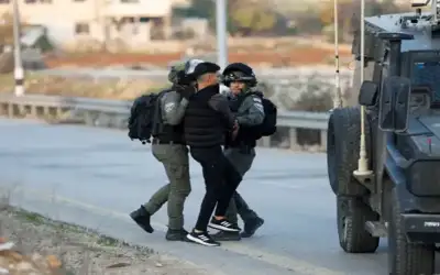 الاحتلال الاسرائيلي يعتقل 35 فلسطينيا ويفجر