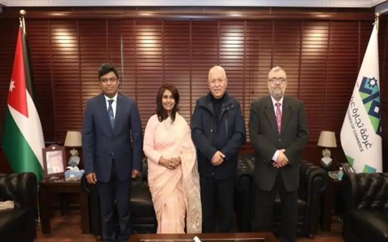 تجارة عمان تبحث تعزيز التعاون الاقتصادي