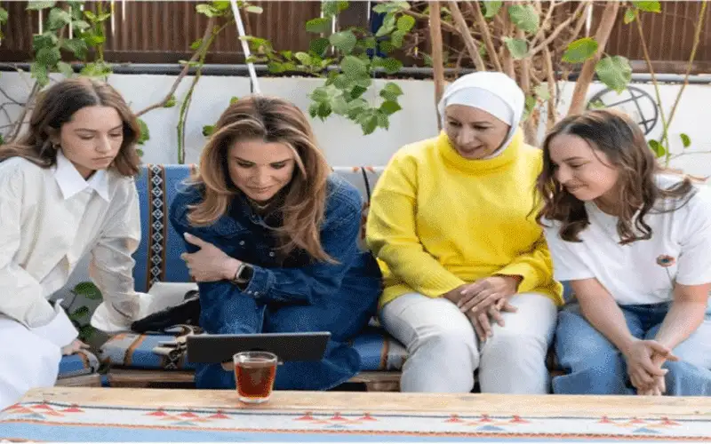 الملكة تلتقي شبابا وشابات نجحوا على