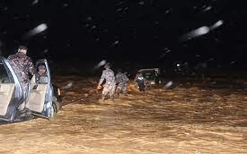 الدفاع المدني ينقذ اربعة محاصرين داخل