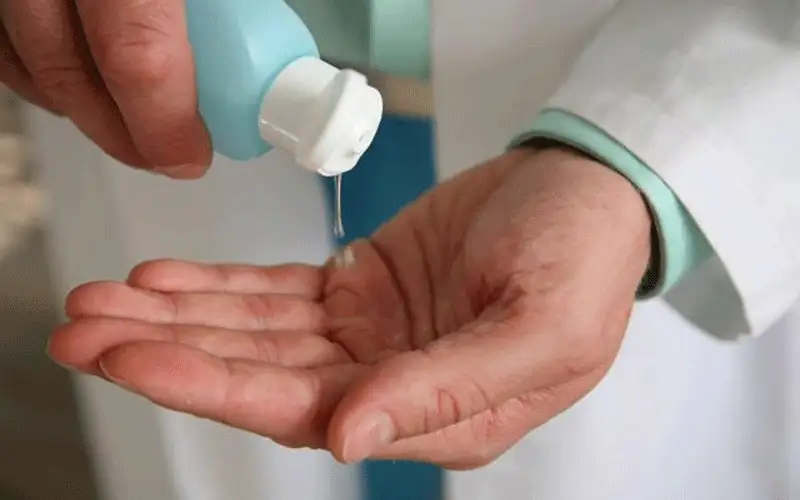 مريض هندي يضرب طبيبا لأنه عقم