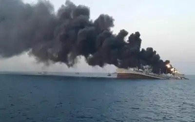 إخماد حريق على سفينة بريطانية هاجمها