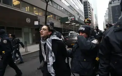 شرطة نيويورك توقف متظاهرين نددوا بالحرب