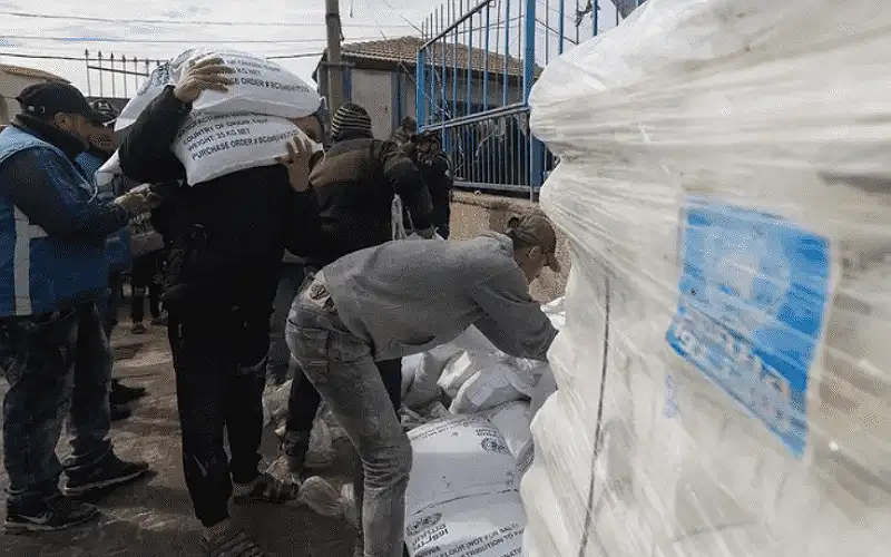 إنقلاب مركبة شحن محملة باسطوانات غاز