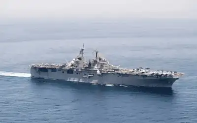 الحوثي يعلن استهداف سفينة حربية أميركية
