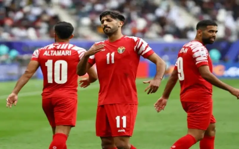 المنتخب الوطني لكرة القدم يعبر إلى