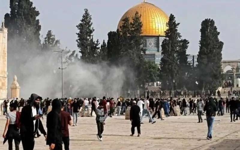 مستوطنون متطرفون يقتحمون باحات الأقصى