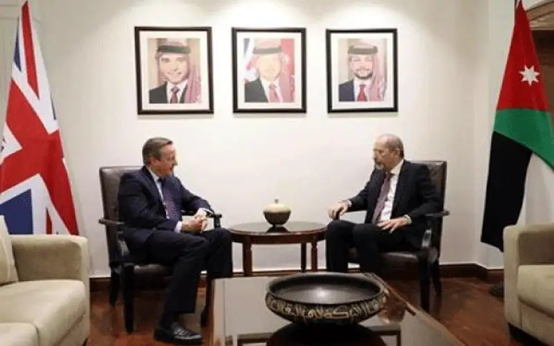 الصفدي يؤكد لنظيره البريطاني خطورة استمرار