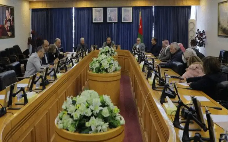 إدارية الأعيان تلتقي رئيس هيئة الخدمة