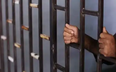 حبس موظفين حكوميين 4 أشهر وتغريمهما