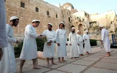 مستوطنون يؤدون طقوسا تلمودية في المسجد