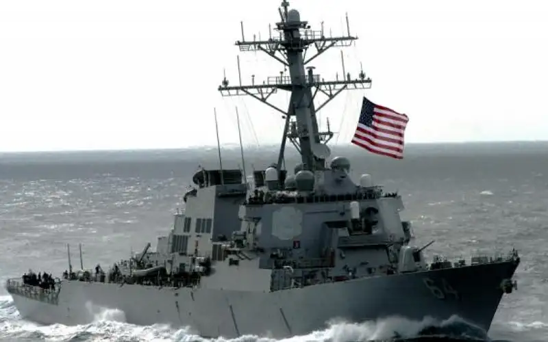 مدمرة أميركية تسقط صاروخا بالستيا وثلاث