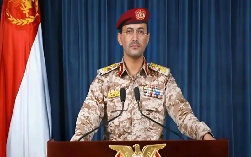 الحوثيون: استهدفنا سفينة تجارية بريطانية بالبحر