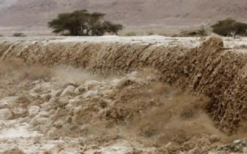 الدفاع المدني يحذر من السيول والانزلاقات