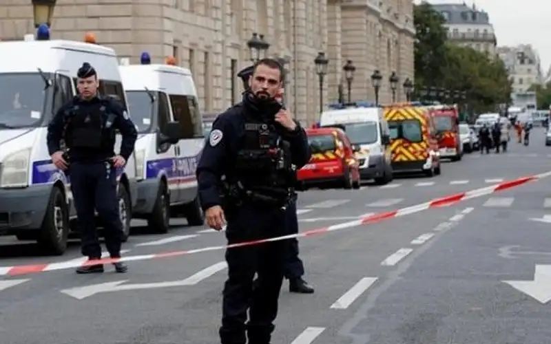 3 إصابات طعنا بسكين بمحطة قطارات