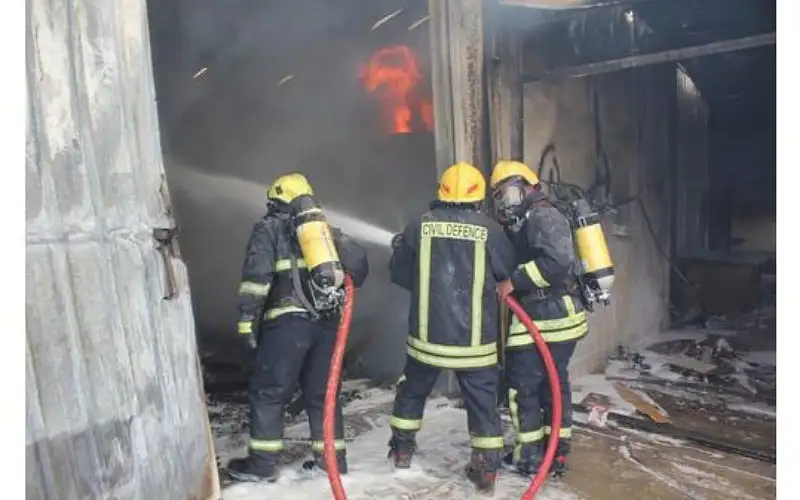 حريق كبير بمستودع بلاستيك في سحاب