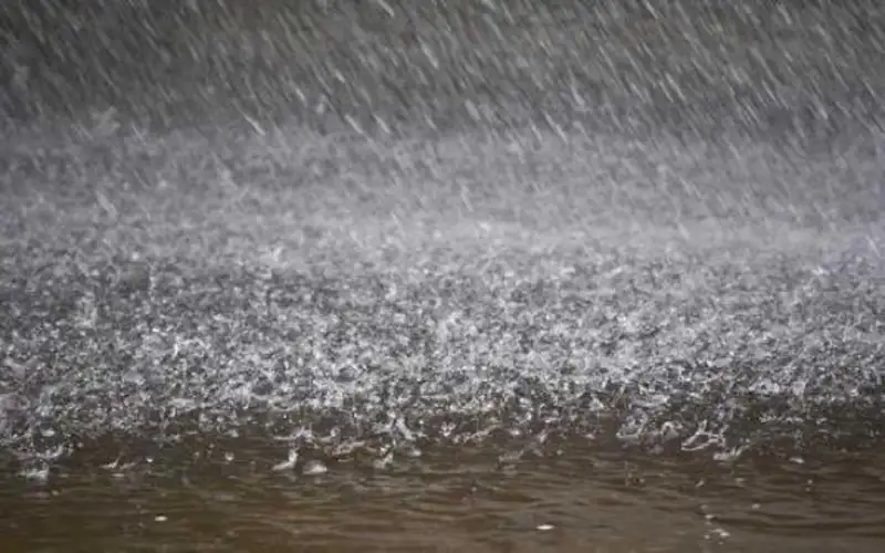 مياه الأمطار داهمت منازل وساحات ومحلات