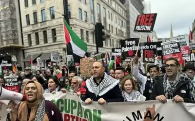 آلاف‎ المتظاهرين في لندن يطالبون بوقف
