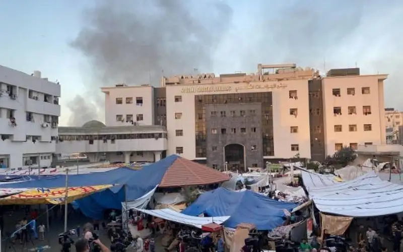 الاحتلال يمنع المحاصرين بمجمع الشفاء من