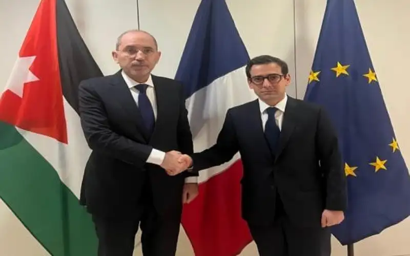 وزير الخارجية يلتقي نظيره الفرنسي في