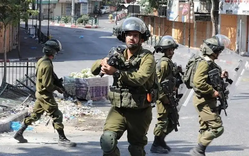 الاحتلال يعتقل القائمين على مسجد في