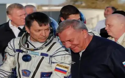 رائد فضاء روسي يحطم الرقم القياسي