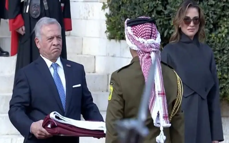 الملك يشهد مراسم رفع علم اليوبيل