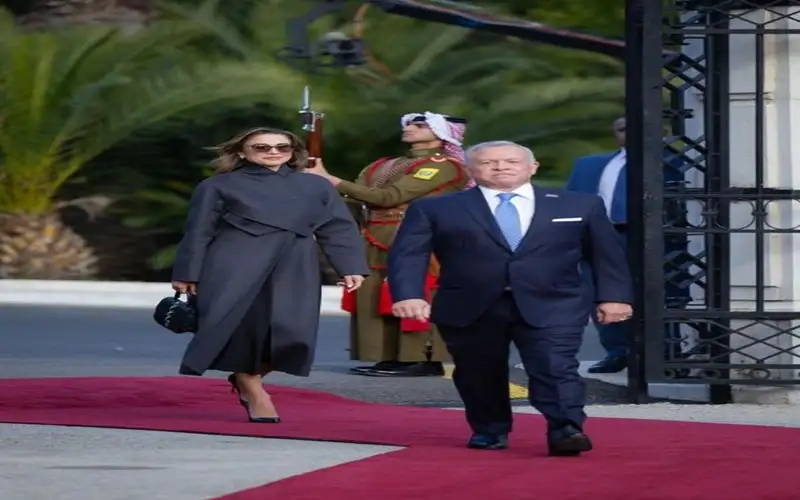 الملكة في اليوبيل الفضي: قائد محظوظ