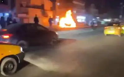 طائرة مسيرة تستهدف مركبة بثلاثة صواريخ