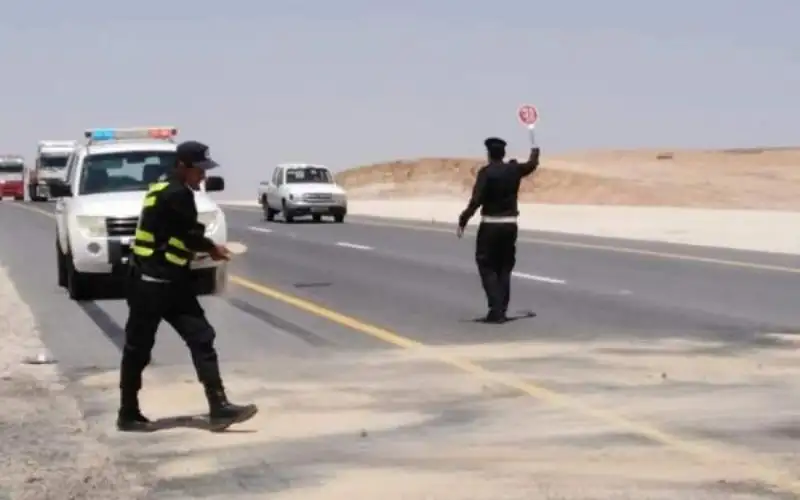 ضبط سائق يتناول الكحول أثناء القيادة