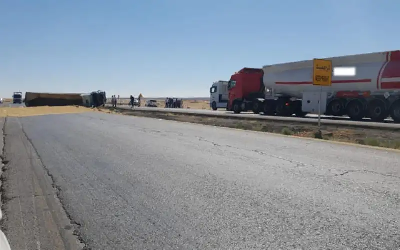 تدهور مركبة شحن محملة بالقمح على