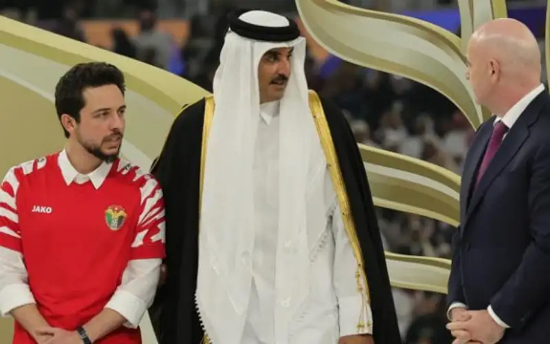 ولي العهد يقلد نشامى المنتخب بالمداليات