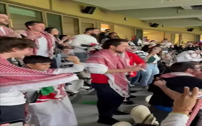 ولي العهد والأمير هاشم يصطحبان الطفل