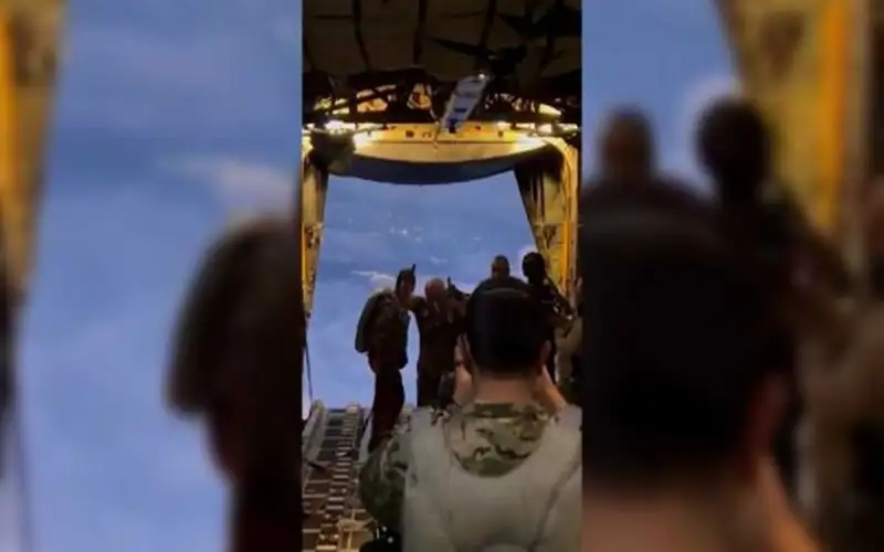 الملك يشارك بالإنزال الجوي الأخير لتقديم