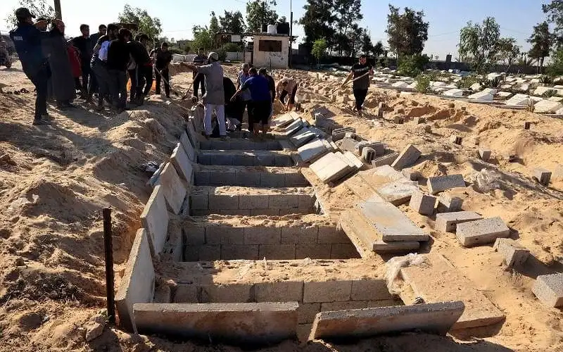 مدير مستشفى بغزة : مستشفياتنا تتحول