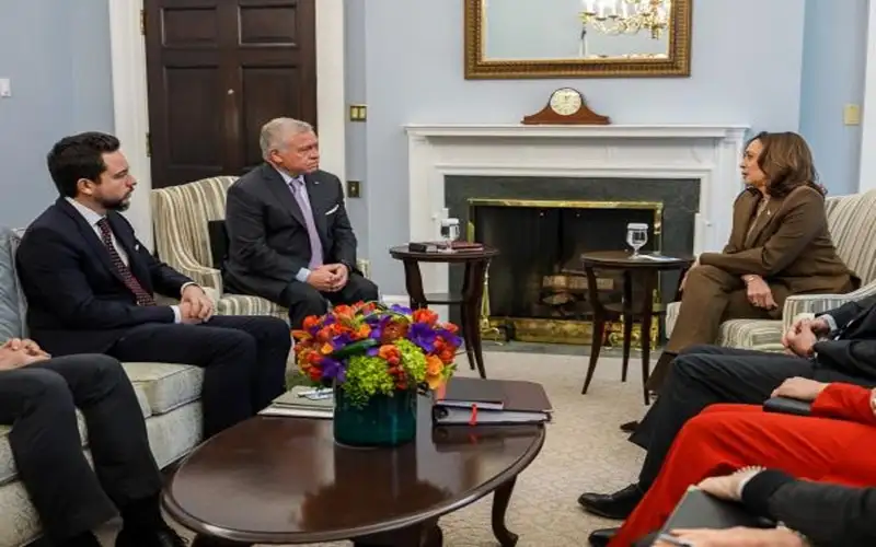 الملك يلتقي هاريس .. ويؤكد ضرورة