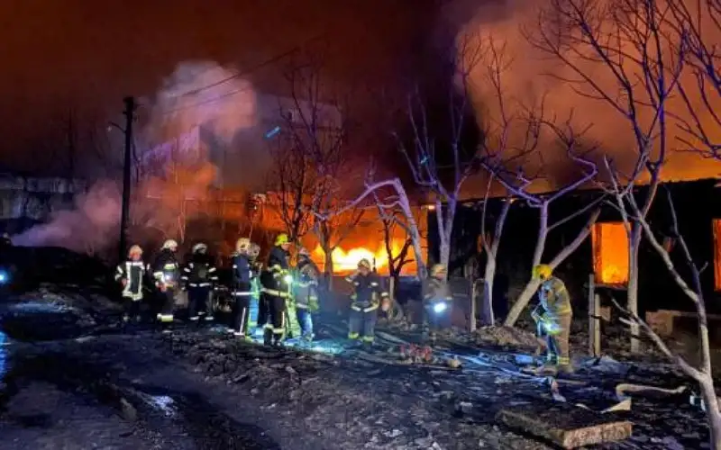 مقتل 3 مدنيين في غارة جوية