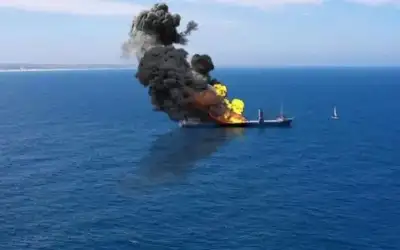 الحوثيون يعلنون استهداف سفينة نفطية في