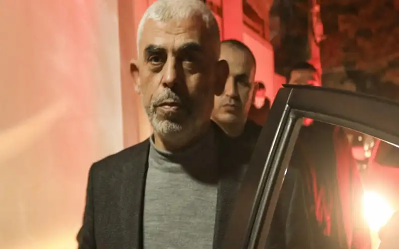 مسؤول استخباراتي إسرائيلي سابق: السنوار سيقاتل